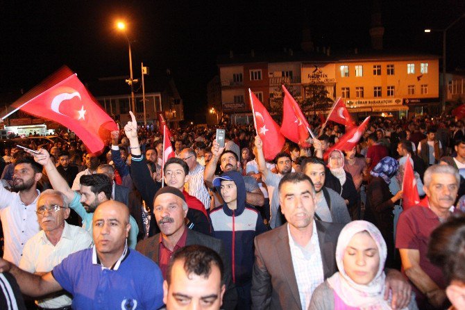 Ahlatlılar Darbe Girişime Karşı Sokaklara Döküldü