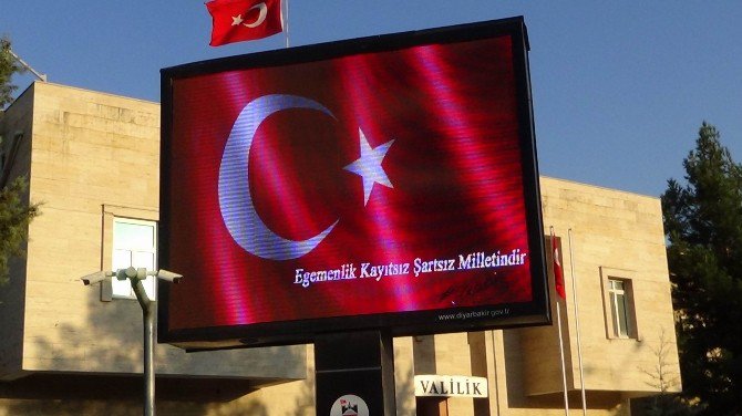 Diyarbakır Valiliği Önündeki Billboardlarda ‘Egemenlik Kayıtsız Şartsız Milletindir’ Yazıldı