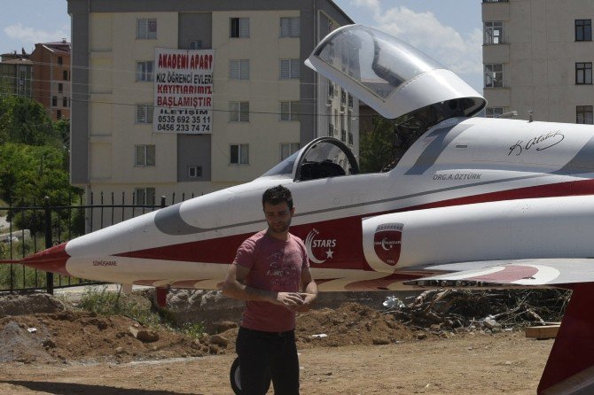 O Komutanın İsmi Uçaktan Silindi