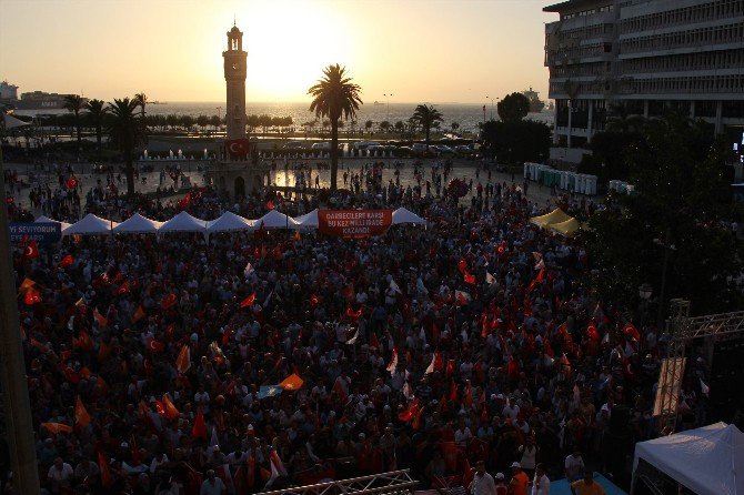 İzmir’de Darbe Girişimine Karşı Demokrasi Nöbeti