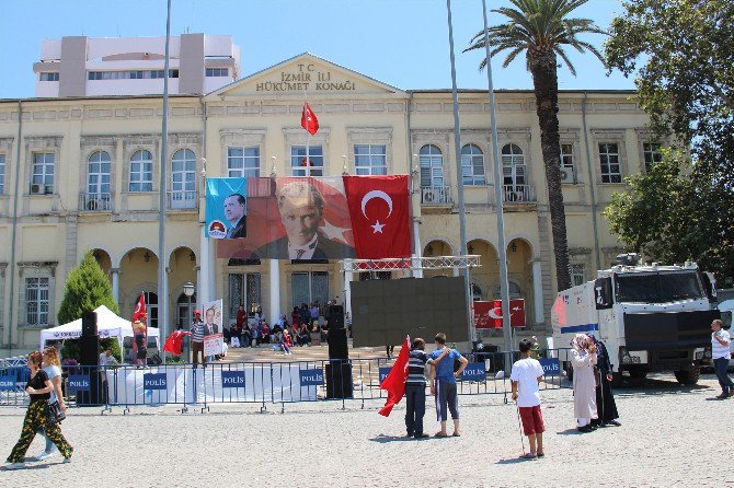 İzmir, Türk Bayrağı Ve Erdoğan Posterleriyle Donatıldı