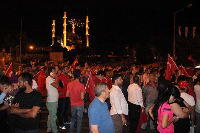 Darbe Girişimine Tepki İçin Edirne Halkı Sokağa Döküldü