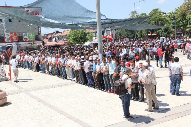 Darbe Girişiminde Şehit Olanlar İçin Erzincan Da Gıyabi Cenaze Namazı Kılındı