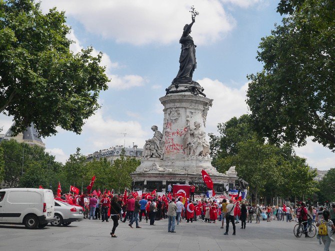 Paris’te ’Darbeye Hayır, Erdoğan’a Destek’ Gösterisi