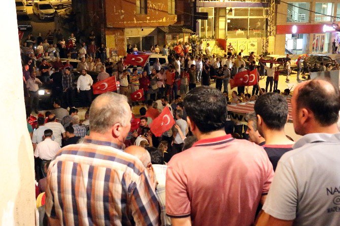 Hatay’da Darbe Girişimine İstiklal Marşı İle Tepki