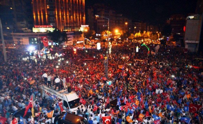 Darbe Girişiminin Protesto Edildiği Meydanda İstiklal Marşı Linci