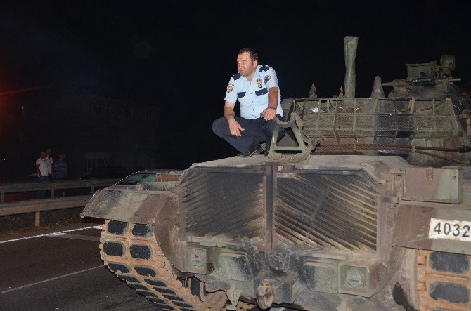 Halkın Durdurduğu Tankların İçerisindeki Askerler Polis Tarafından Gözaltına Alındı