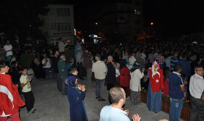 Simavlılar Darbe Girişimine Karşı Sokağa Döküldü