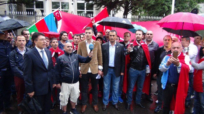 Macaristan’da Yaşayan Türk Vatandaşları Darbe Girişimini Protesto Etti