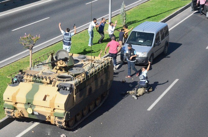 Darbe Girişimi Yapmak İsteyen Askerleri Linçten Polis Kurtardı