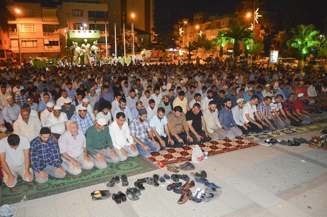 Turgutlu’da Sabah Namazı 50. Yıl Meydanı’nda Kılındı