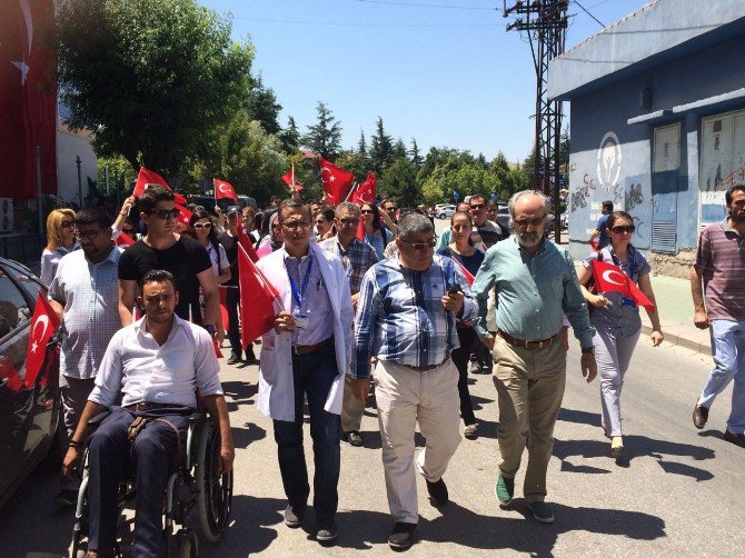 Özel Eskişehir Tsg Anadolu Hastanesi’nden “Demokrasiye Sahip Çık” Yürüyüşü