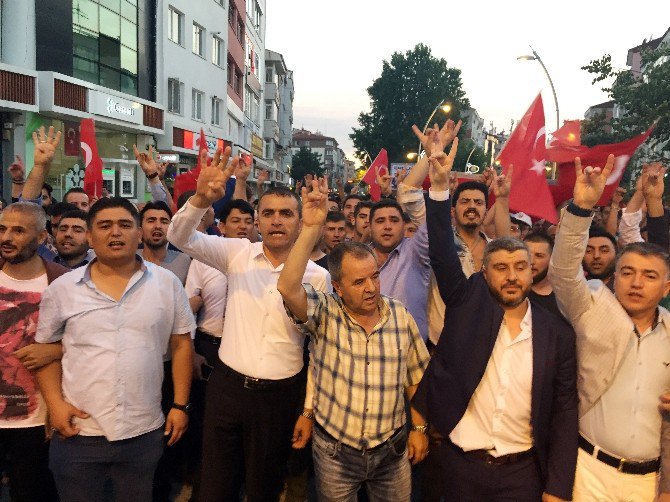 Ak Parti Ve Mhp’liler Kol Kola Yürüdü