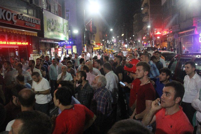 Darbe Girişimine Karşı Rize’de Halk Sokağa Döküldü