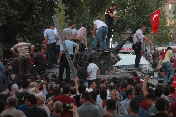 Sıhhıye’de Linç Edilmek İstenilen Asker Tank İçinde Mahsur Kaldı