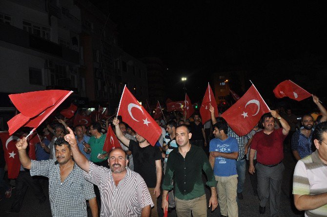 Tarsus’ta Halk Demokrasiye Sahip Çıktı