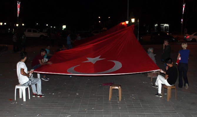 Gençler Ve Çocuklar Darbeye Karşı Dev Bayrakla Bekledi