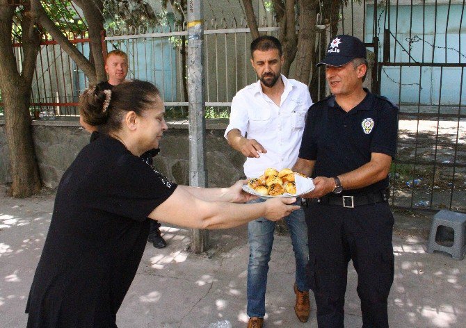 Samsunlu Vatandaşlardan Polise Pasta Ve Börekli Moral