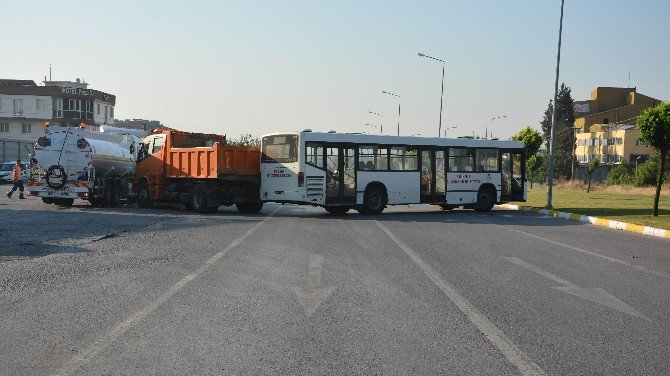 Kışlanın Yolu İtfaiye, İş Makinesi Ve Kepçe İle Kesildi