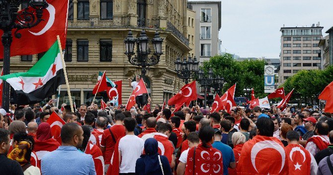 Almanya’daki Türklerden Darbecilere Tepki