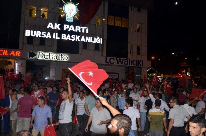 Bursa’da Vatandaşlar Türk Bayrakları’yla Şehreküstü Meydanı’na İndi