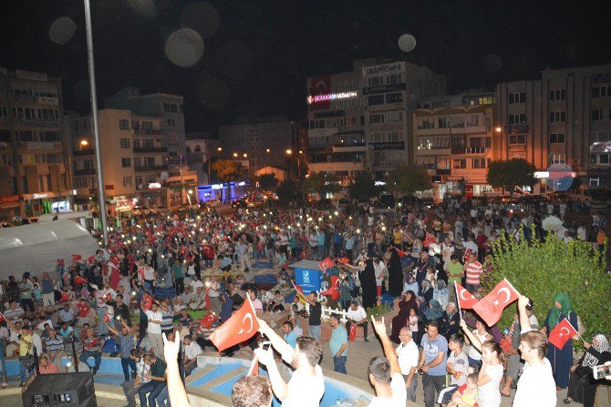 Aliağa’da Demokrasi Nöbetine Devam