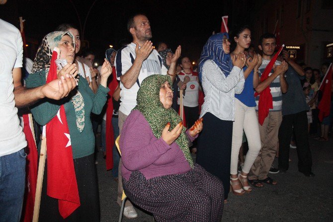 Hatay’da Siyasiler, Stk’lar Ve Vatandaşlar Demokrasi İçin Birlik Oldu