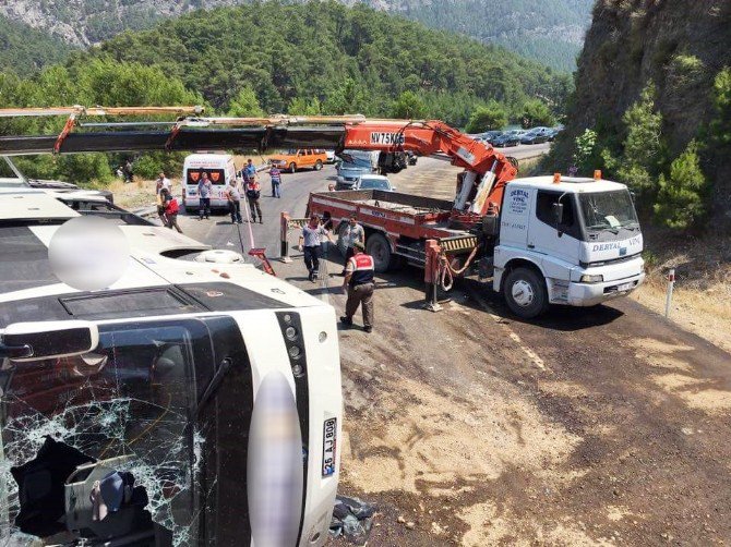 Tur Otobüsü Kazasında Ölenlerin Kimlikleri Tespit Edildi