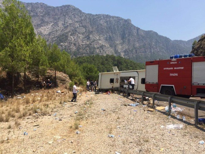 Antalya-ısparta Karayolunda Tur Otobüsü Devrildi: 5 Ölü, 21 Yaralı