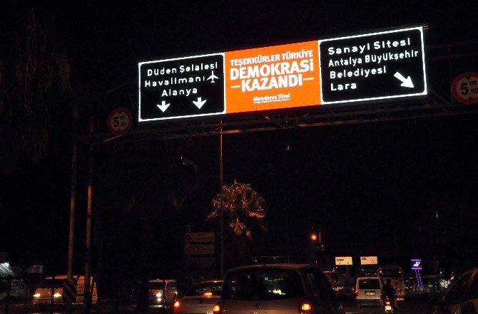 Trafik Levhalarında Demokrasi Vurgusu