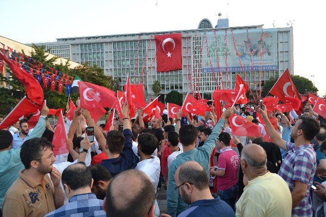İstanbul Büyükşehir Belediyesi Önünde ’Demokrasi Nöbeti’