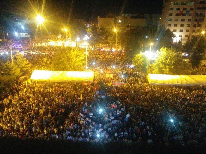 Demokrasi Mücadelesi Devam Ediyor