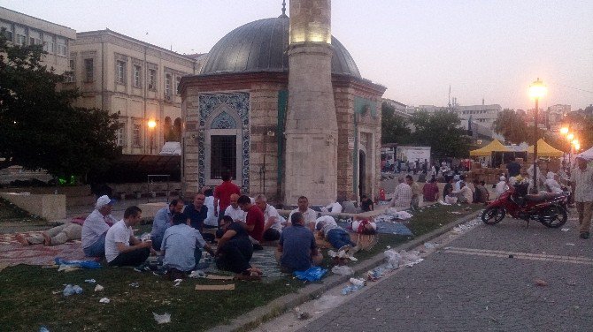 İzmirliler Darbe Girişimini Protesto Etti