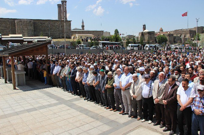 Erzurum’da Darbe Girişimi Sırasında Hayatını Kaybedenler İçin Gıyabi Cenaze Namazı Kılındı