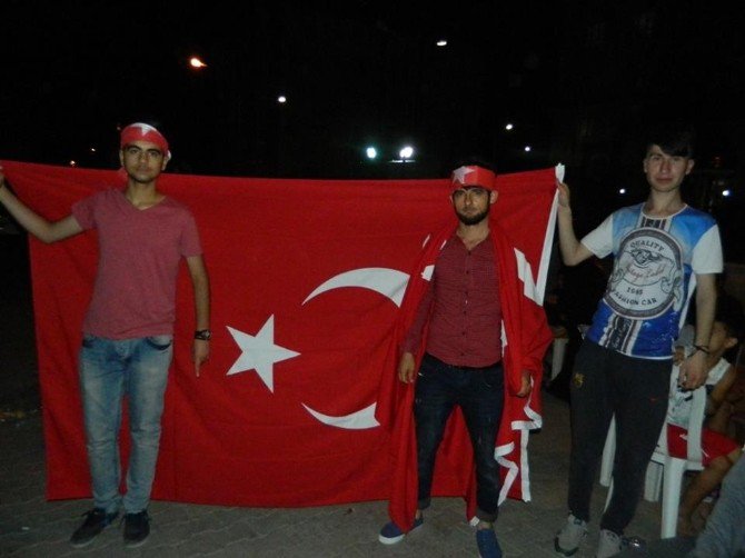 Doğanşehir İlçesinde Demokrasi Nöbetine Devam