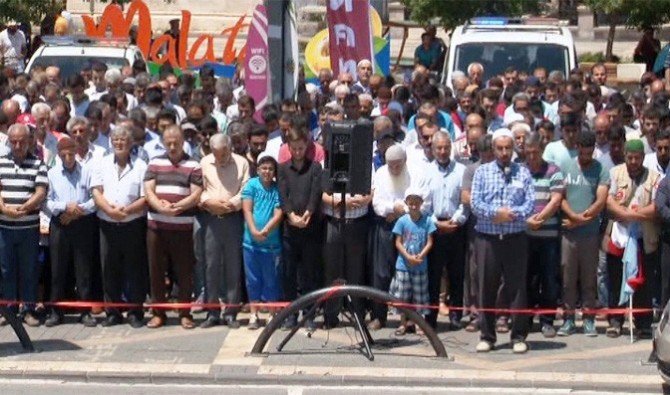 Malatya’da Binlerce Vatandaş Şehitler İçin Gıyabi Cenaze Namazı Kıldı