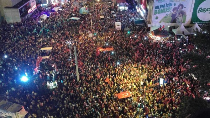 Sokağa İnen Onbinler Hep Bir Ağızdan İstiklal Marşı Okudu