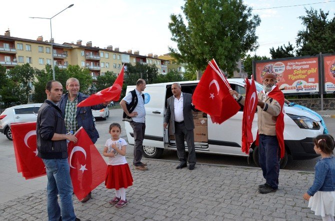 Palandöken Belediyesi 25 Bin Türk Bayrağı Dağıttı