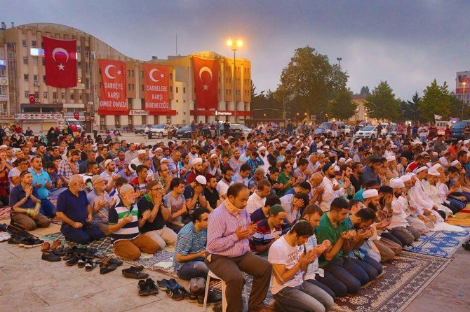 Sakarya’da Vatandaşlar Sabah Namazını Kent Meydanında Kıldı