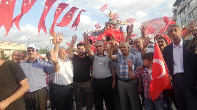 Vanlılar Meydanları Terk Etmiyor