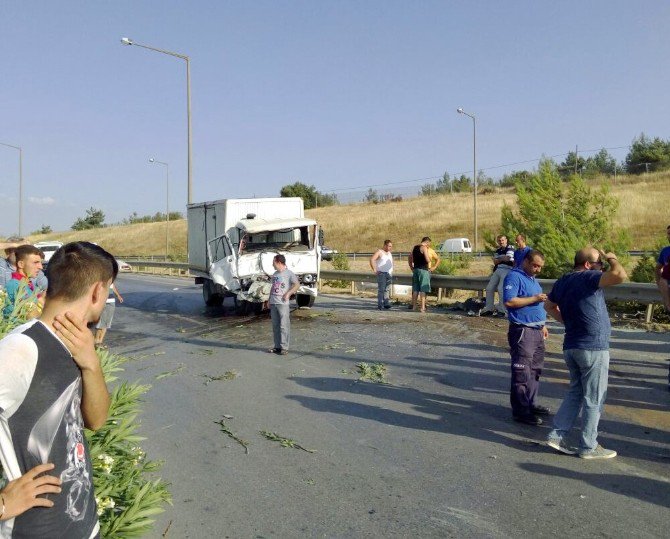 Otomobil İle Kamyonet Kafa Kafaya Çarpıştı: 3 Ölü, 2 Yaralı