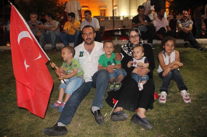 Elazığ’da Demokrasi Nöbeti Devam Ediyor