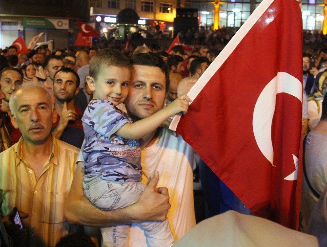 Rizeliler, ’Demokrasi Nöbeti’ İçin Meydanda