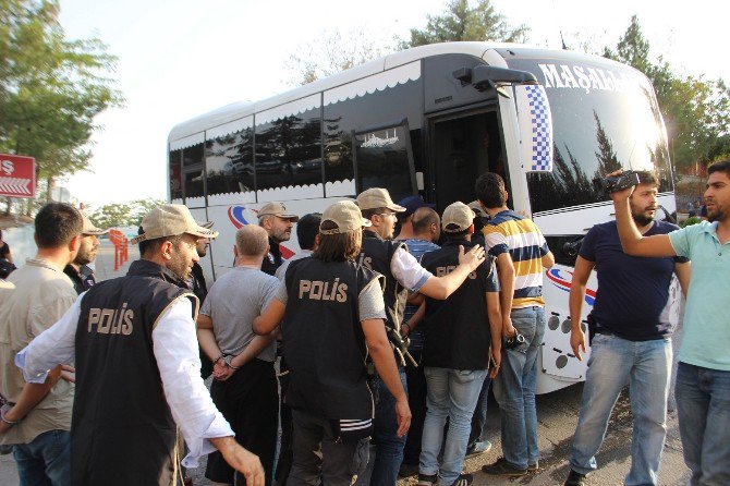 Darbe Şüphelilerine Linç Girişimini Polis Önledi