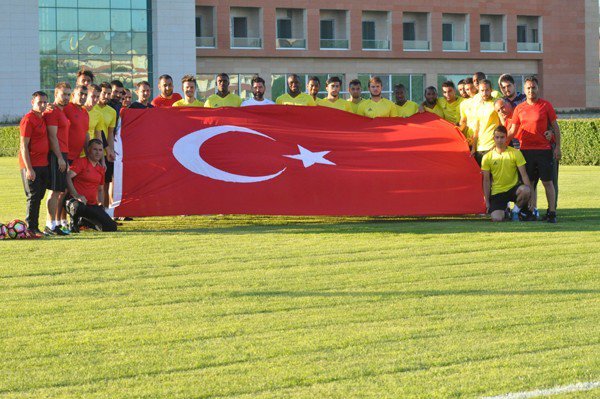 Futbolculardan Türk Bayrağı İle Poz