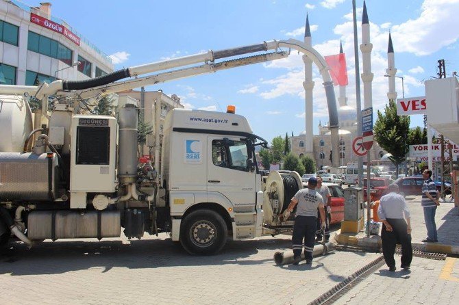 Korkuteli’de Kanallar “Kombi” İle Temizlendi