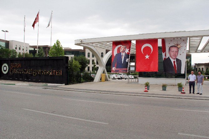 Orhangazi Üniversitesi’nin Kapısına Cumhurbaşkanı Erdoğan’ın Fotoğrafı Asıldı