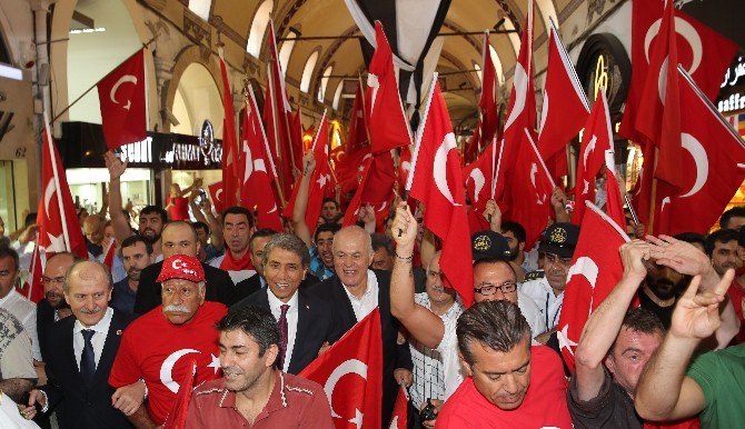 Kapalıçarşı Esnafı Darbe Girişimini Protesto Etti