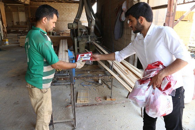 Karaman Belediyesi Vatandaşlara Türk Bayrağı Dağıttı