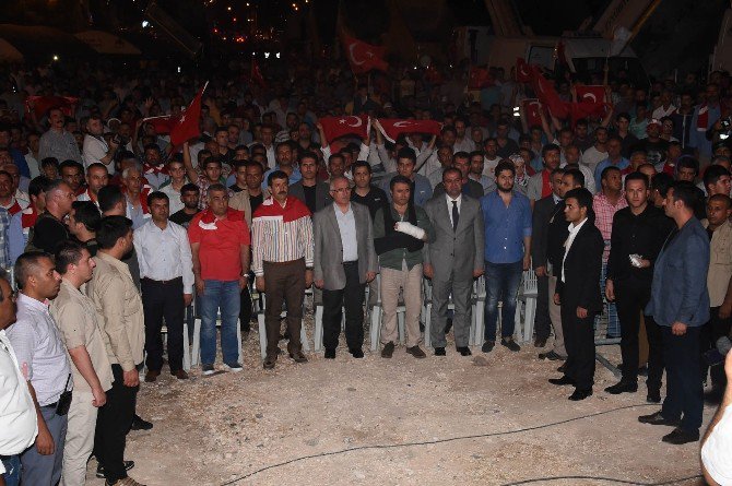 Şanlıurfa Valisi Demokrasi Nöbeti Tutan Vatandaşlarla Hitap Etti